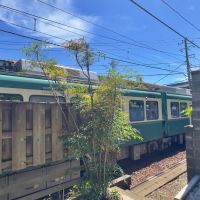 鎌倉市由比ガ浜三丁目の賃貸物件/庭から江ノ電｜乗客と目があったら笑顔で挨拶しましょう