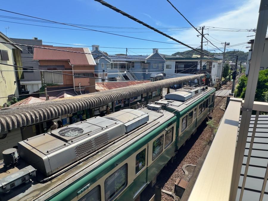 鎌倉市由比ガ浜三丁目の賃貸物件/バルコニーからの眺望｜江ノ電の上部も詳細に観察できます