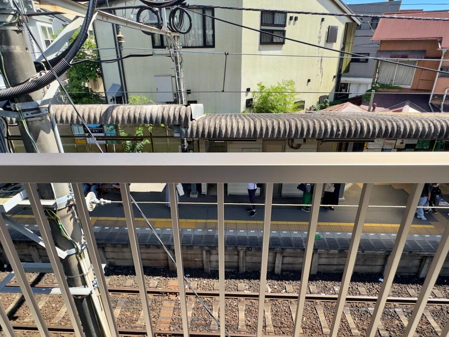 鎌倉市由比ガ浜三丁目の賃貸物件/バルコニーからの眺望｜利用客にお気をつけてと手を振りたくなります