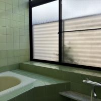 鎌倉市山ノ内の賃貸物件/1階 浴室｜浴槽回りに腰掛のある浴室。大きめの窓があるので明るいです。