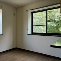 鎌倉市山ノ内の賃貸物件/2階 洋室2｜窓からは正面の山の緑がたっぷりと。