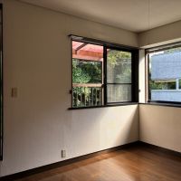 鎌倉市山ノ内の賃貸物件/2階 洋室1｜南側からバルコニーに出られます。