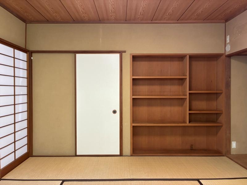 鎌倉市山ノ内の賃貸物件/1階 和室｜造付けの棚があり、実用的な和室です。