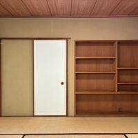 鎌倉市山ノ内の賃貸物件/1階 和室｜造付けの棚があり、実用的な和室です。