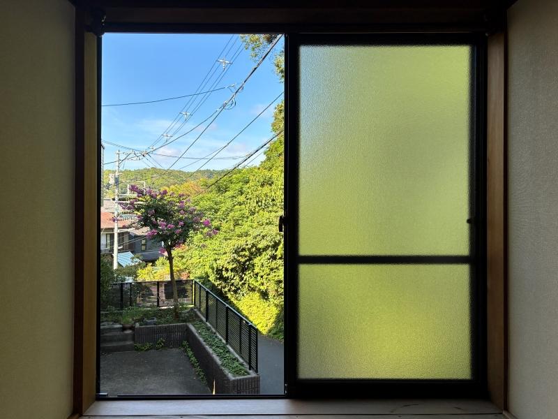 鎌倉市山ノ内の賃貸物件/1階 和室｜小窓からは鎌倉の山並みと空が。