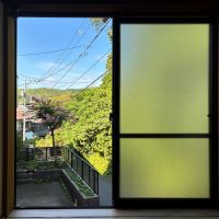 鎌倉市山ノ内の賃貸物件/1階 和室｜小窓からは鎌倉の山並みと空が。