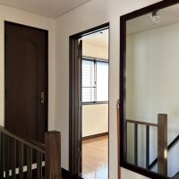 鎌倉市山ノ内の賃貸物件/2階 階段室｜壁に掛かる大きな鏡が狭い空間を広く見せます。