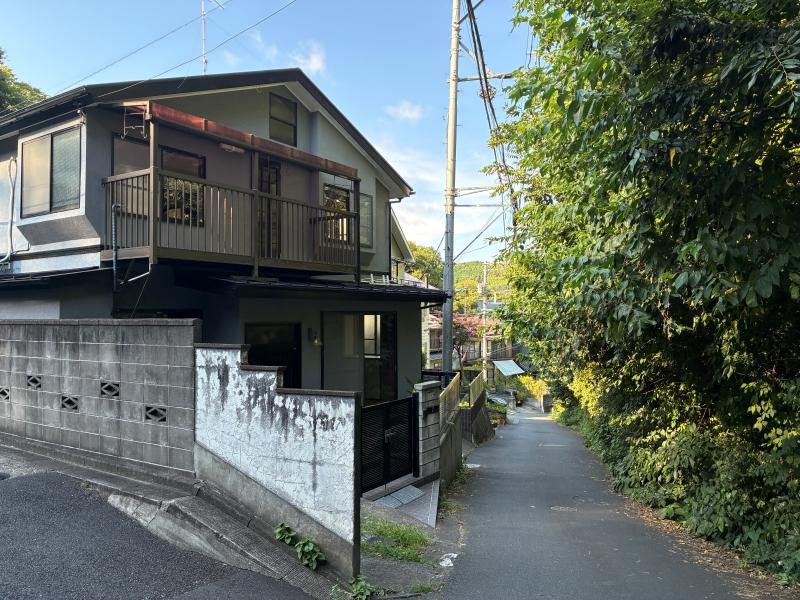 鎌倉市山ノ内の賃貸物件/外観｜この坂を下りていくと北鎌倉駅へ。