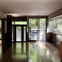 鎌倉市山ノ内の賃貸物件/1階 LDK｜南側の掃き出し窓、コーナーガラスから光が入ります。
