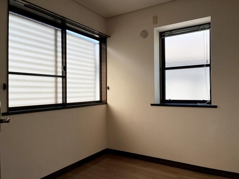 鎌倉市山ノ内の賃貸物件/2階 洋室4｜隣家が迫りますが、目隠しルーバーが付いているので窓は気兼ねなく開けられます。
