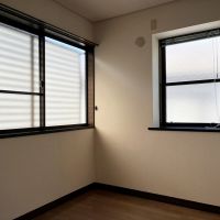 鎌倉市山ノ内の賃貸物件/2階 洋室4｜隣家が迫りますが、目隠しルーバーが付いているので窓は気兼ねなく開けられます。
