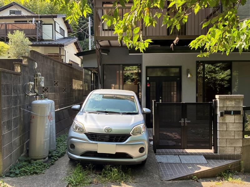 鎌倉市山ノ内の賃貸物件/駐車場｜前面道路の幅もそれほど広くはないので、お車のサイズは要確認です。