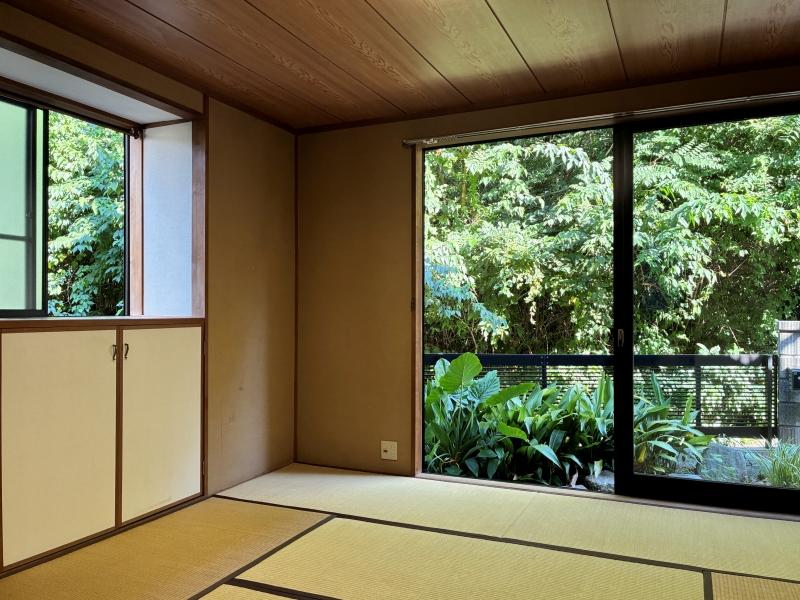 鎌倉市山ノ内の賃貸物件/窓の外には正面の山の木々が。四季それぞれで眺めが変わりそうです。