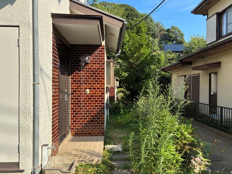 鎌倉市二階堂の賃貸物件/アプローチ｜べっこう色のタイルがアクセントになっています。