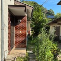 鎌倉市二階堂の賃貸物件/アプローチ｜べっこう色のタイルがアクセントになっています。