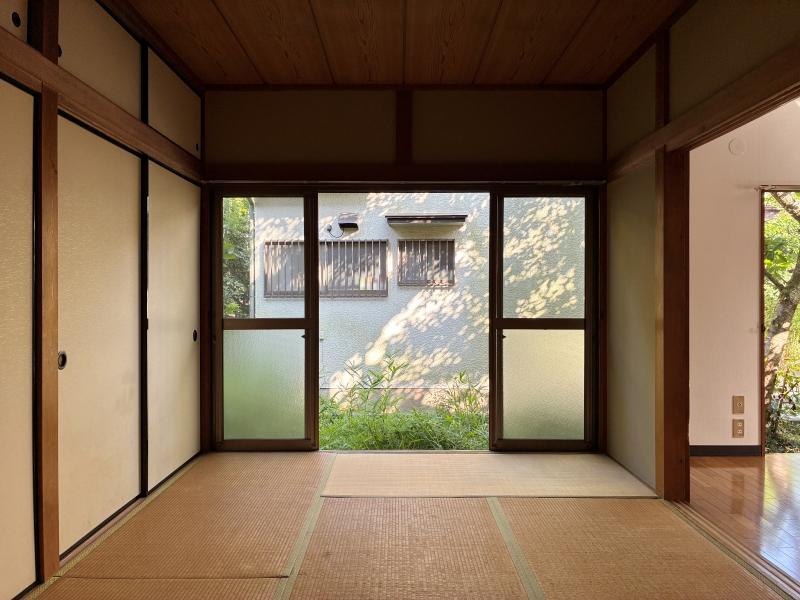 鎌倉市二階堂の賃貸物件/1階 和室｜隣家との距離があるので、窓を開けるとだいぶ開放的になります。