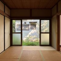 鎌倉市二階堂の賃貸物件/1階 和室｜隣家との距離があるので、窓を開けるとだいぶ開放的になります。
