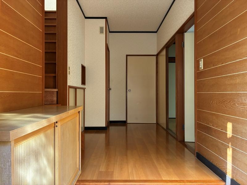 鎌倉市二階堂の賃貸物件/玄関｜壁の目透かし板張りが新築当時の雰囲気を出しています。