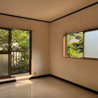 鎌倉市二階堂の賃貸物件/2階 洋室｜どちらの窓を開けても緑が見えます。