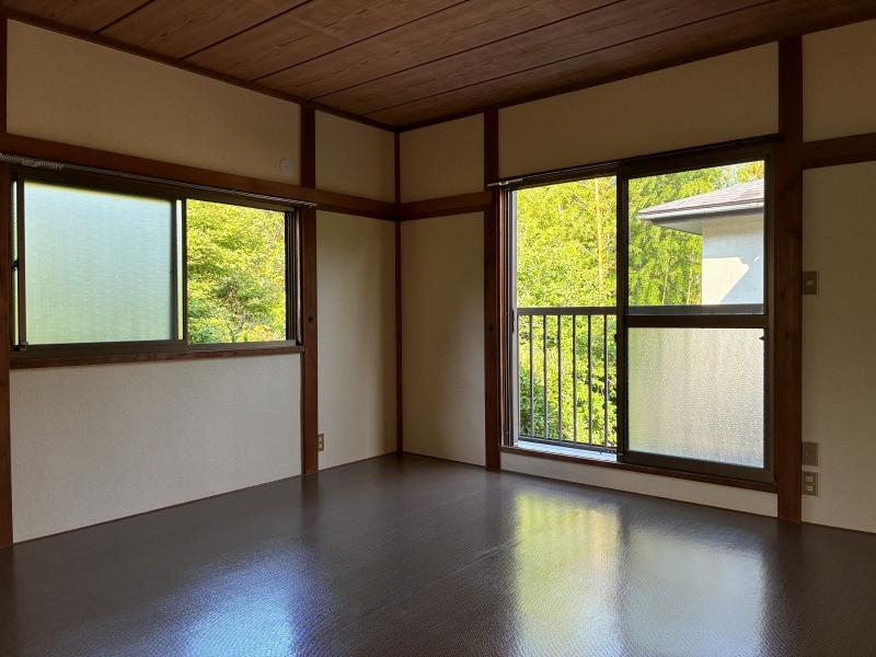 鎌倉市二階堂の賃貸物件/2階 和室｜ここも外は緑です。