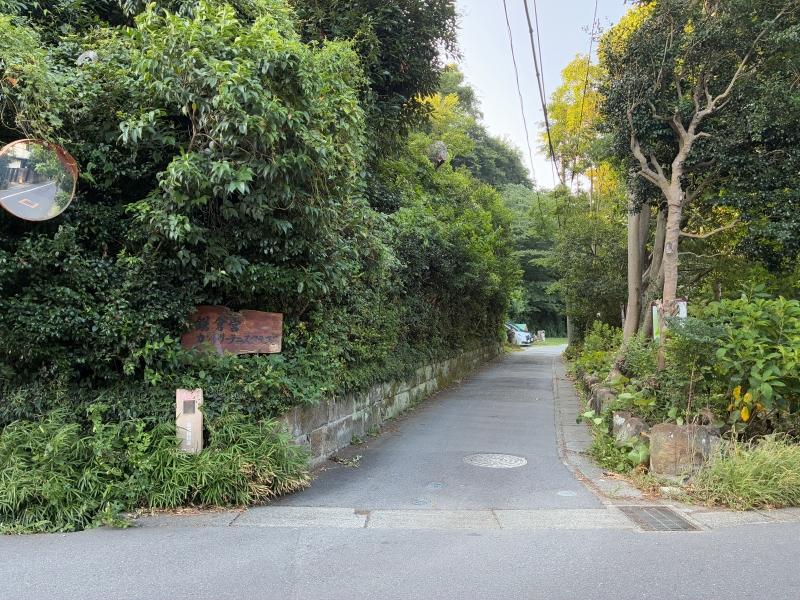 鎌倉市二階堂の賃貸物件/近隣｜この道を進んだ先には永福寺跡、テニスコートが。