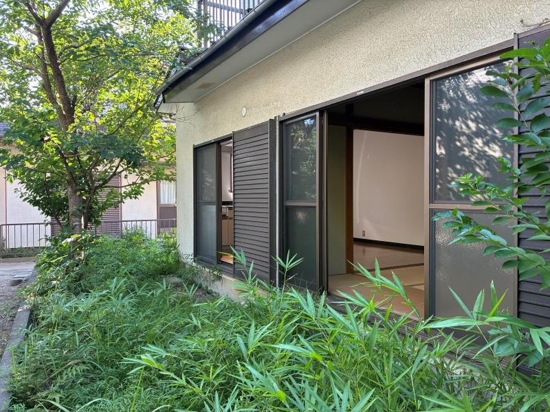鎌倉市二階堂の賃貸物件/外観｜建物の裏手にはちょっとした広さの庭があります。