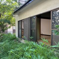 鎌倉市二階堂の賃貸物件/外観｜建物の裏手にはちょっとした広さの庭があります。