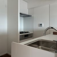 藤沢市鵠沼海岸五丁目の売買物件/キッチン。コンロは背面にあって、シンクは対面式になっています