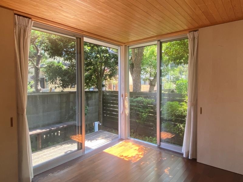 鎌倉市佐助一丁目の売買物件/1階洋室│日当たりのいい角部屋です。