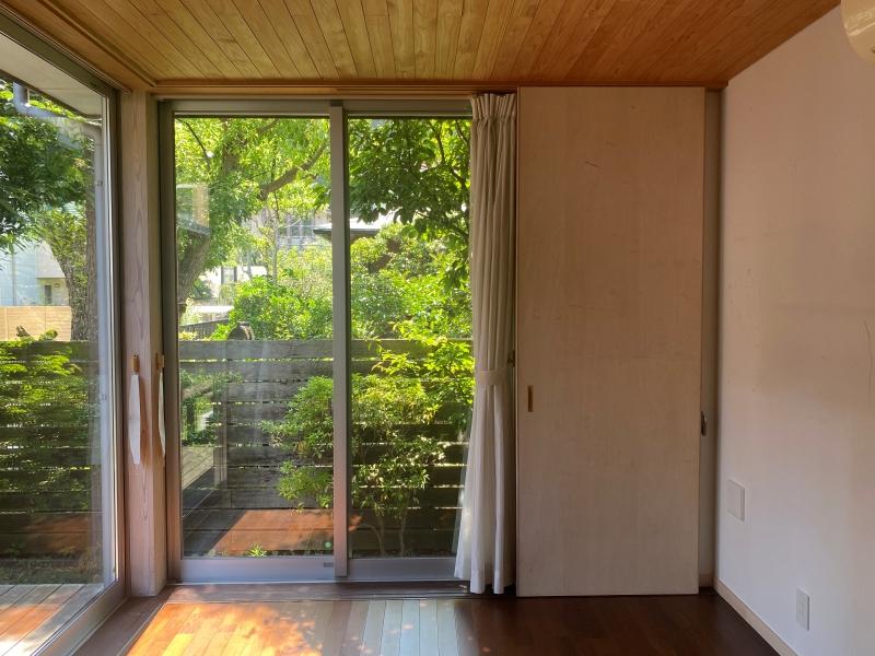 鎌倉市佐助一丁目の売買物件/1階洋室│隣の住宅の緑もいい眺めです。