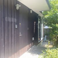 鎌倉市佐助一丁目の売買物件/アプローチを進むと玄関です。