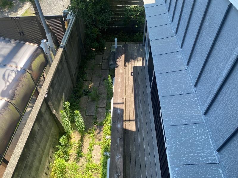 鎌倉市佐助一丁目の売買物件/2階バルコニーからテラスを見てみる。