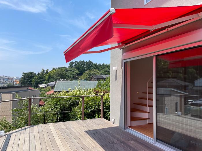 鎌倉市城廻の売買物件/オーニングは手動です。掃き出し窓のシャッターは電動です