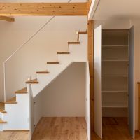 鎌倉市城廻の売買物件/リビング階段下は収納が豊富です