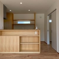 鎌倉市城廻の売買物件/キッチンカウンターは天然木を使用