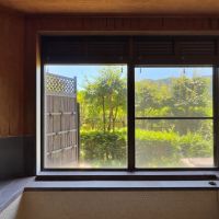 足柄下郡湯河原町宮上の売買物件/大浴場｜湯に浸かった状態でも緑がいい感じ
