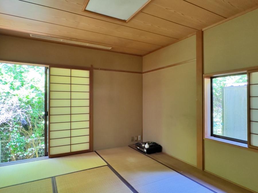 足柄下郡湯河原町宮上の売買物件/管理人室｜普通に立派な和室です。斜面の反対側なので眺望は特になし