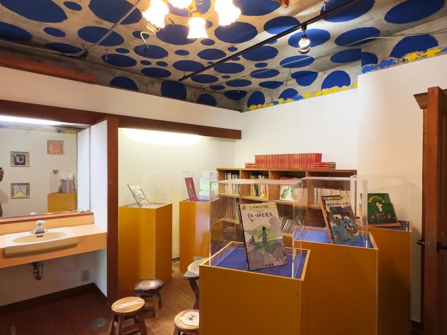 足柄下郡湯河原町宮上の売買物件/脱衣所｜こちらは絵本のギャラリーになっていて、たまにイベントをやっているそうです