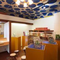 足柄下郡湯河原町宮上の売買物件/脱衣所｜こちらは絵本のギャラリーになっていて、たまにイベントをやっているそうです