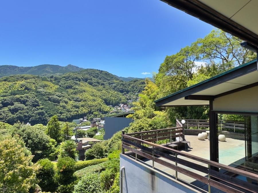 足柄下郡湯河原町宮上の売買物件/2階客室からの眺望｜緑が緩やかに下って緩やかに上っていく