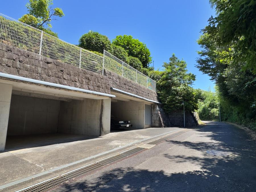 足柄下郡湯河原町宮上の売買物件/駐車場｜屋根付きの駐車スペースと手前を含めると4台くらいは駐められそうです