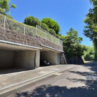足柄下郡湯河原町宮上の売買物件/駐車場｜屋根付きの駐車スペースと手前を含めると4台くらいは駐められそうです