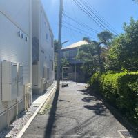 鎌倉市材木座三丁目の賃貸物件/周辺環境│大通りから細い路地を進むと建物です。こちらの通りは車の通行はできません。
