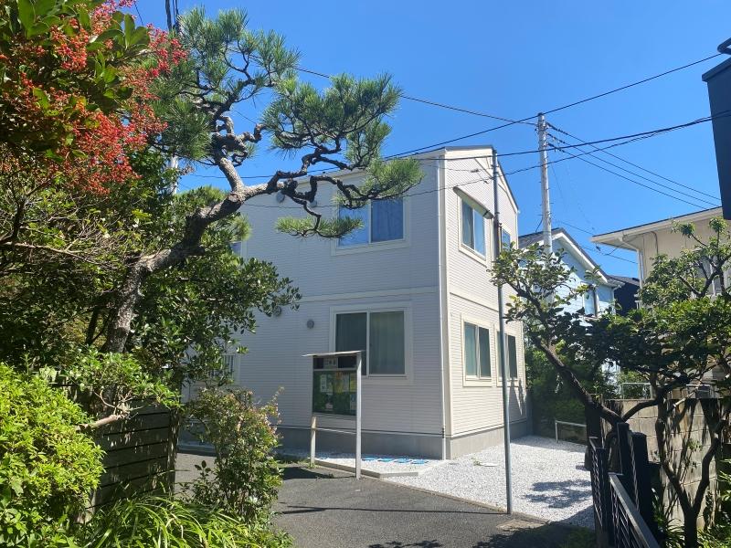 鎌倉市材木座三丁目の賃貸物件/外観│近所のお宅の植栽が美しく、季節の移り変わりを感じられます。