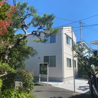 鎌倉市材木座三丁目の賃貸物件/外観│近所のお宅の植栽が美しく、季節の移り変わりを感じられます。