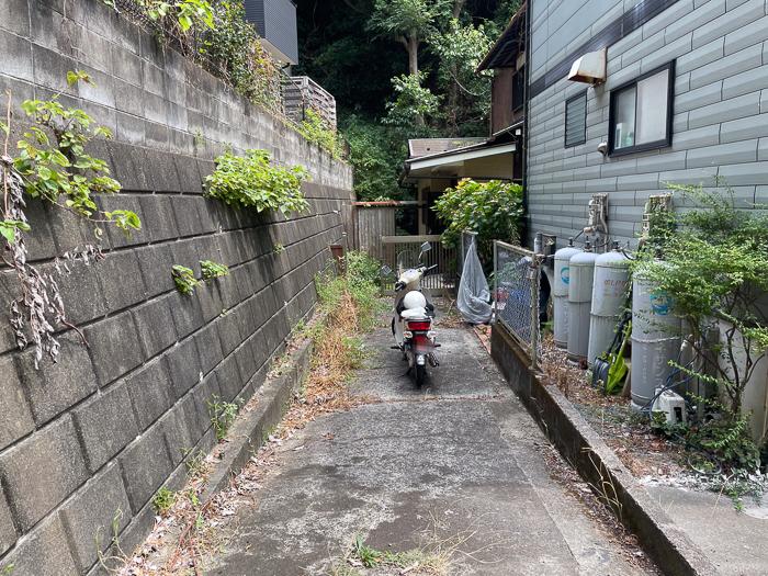 鎌倉市大町六丁目の売買物件/旗竿状の敷地。小型車なら２台は置けます（縦列）