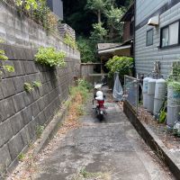 鎌倉市大町六丁目の売買物件/旗竿状の敷地。小型車なら２台は置けます（縦列）