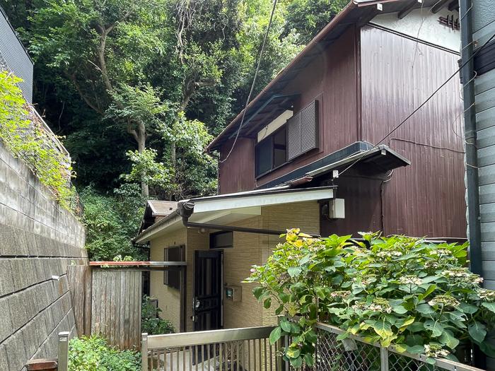 鎌倉市大町六丁目の売買物件/建物全体は見えませんが、いい雰囲気の昭和感あります