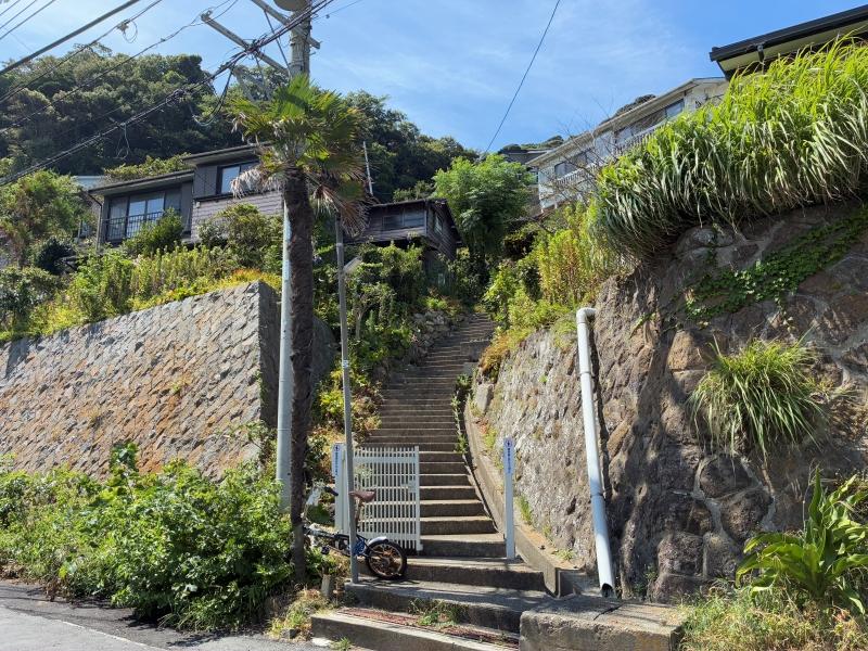 鎌倉市稲村ガ崎三丁目の賃貸物件/アプローチ｜この階段の先に物件があります。