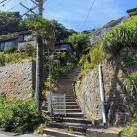 鎌倉市稲村ガ崎三丁目の賃貸物件/アプローチ｜この階段の先に物件があります。